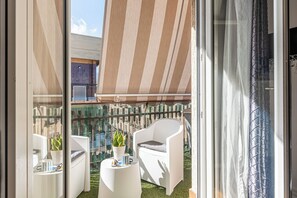 Interior - Sunny Suite: the warmth of a finished, modern home for your family. (Palermo)