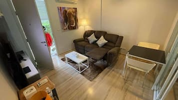 Studio Suite, Pool View | Living area