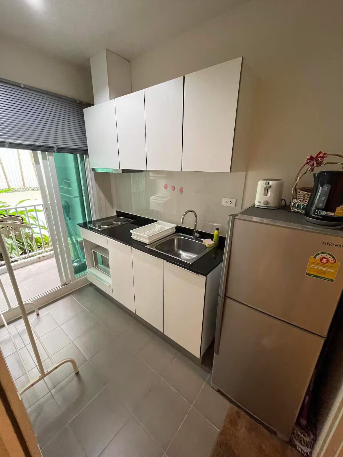 Studio Suite, Pool View | Private kitchen