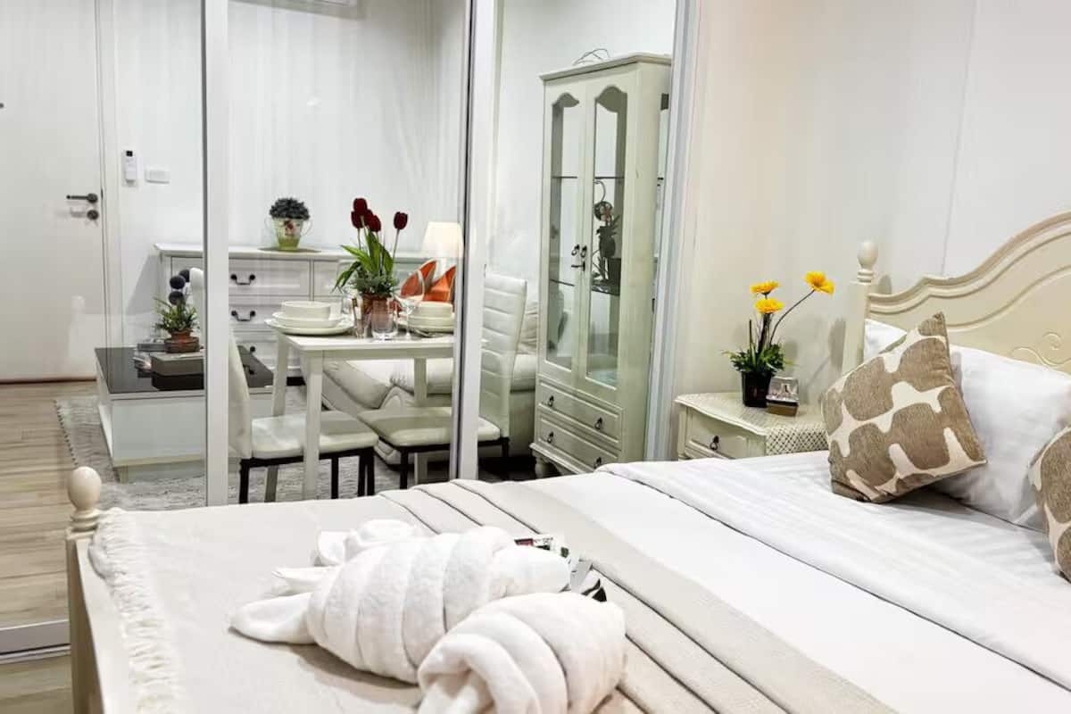 Studio Suite, City View | Desk, free WiFi