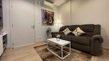 Studio Suite, Pool View | Living area