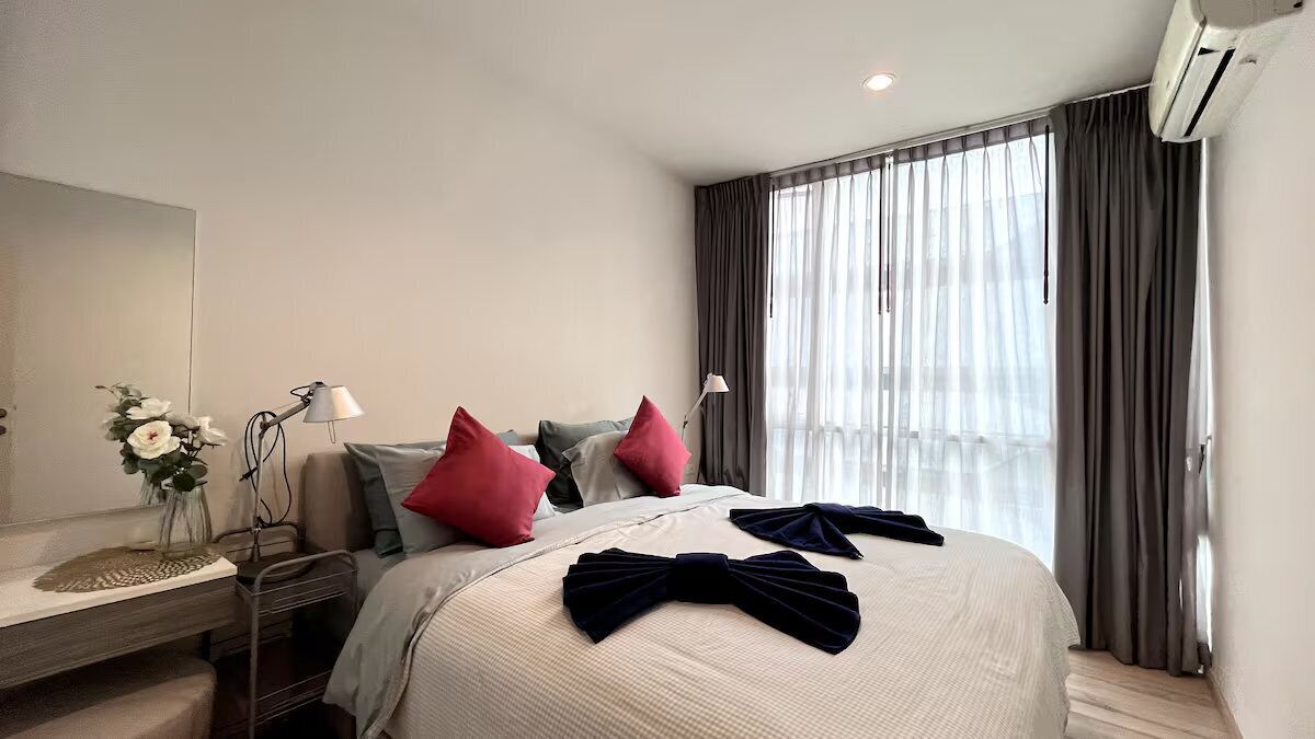 Studio Suite, Pool View | Desk, free WiFi