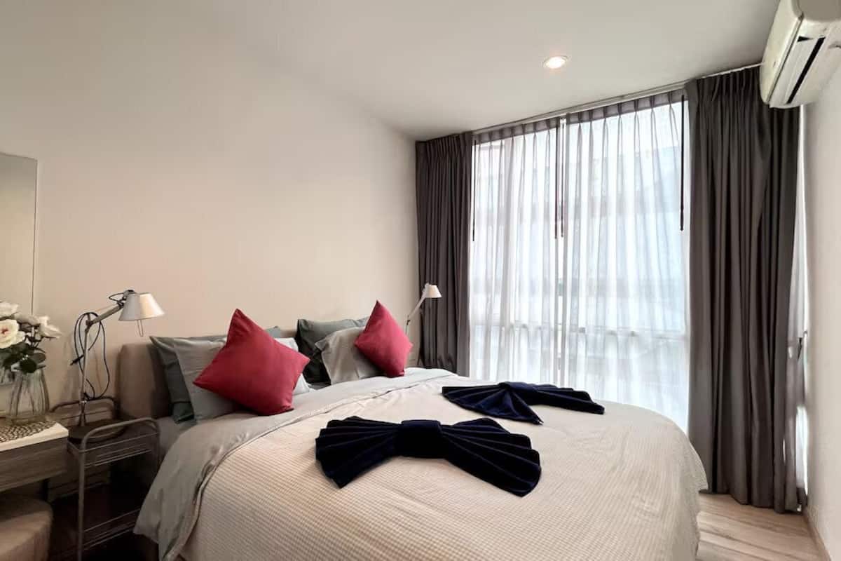 Studio Suite, Pool View | Desk, free WiFi