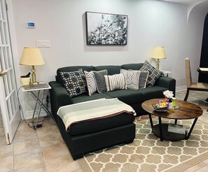 公寓, 2 間臥室, 陽台 | 起居區 | 書籍