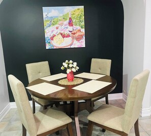 Appartement, 2 chambres, balcon | Salle Ă manger