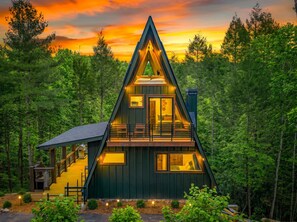 Une cabine triangulaire dotée d’un balcon, de grandes fenêtres et d’une terrasse.