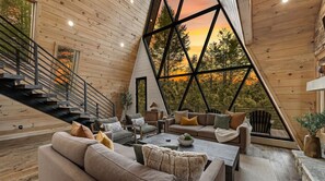 Smart TV, fireplace, table tennis - NEW Epic A-Frame: Creek • HotTub • FirePit • Games (Epworth)