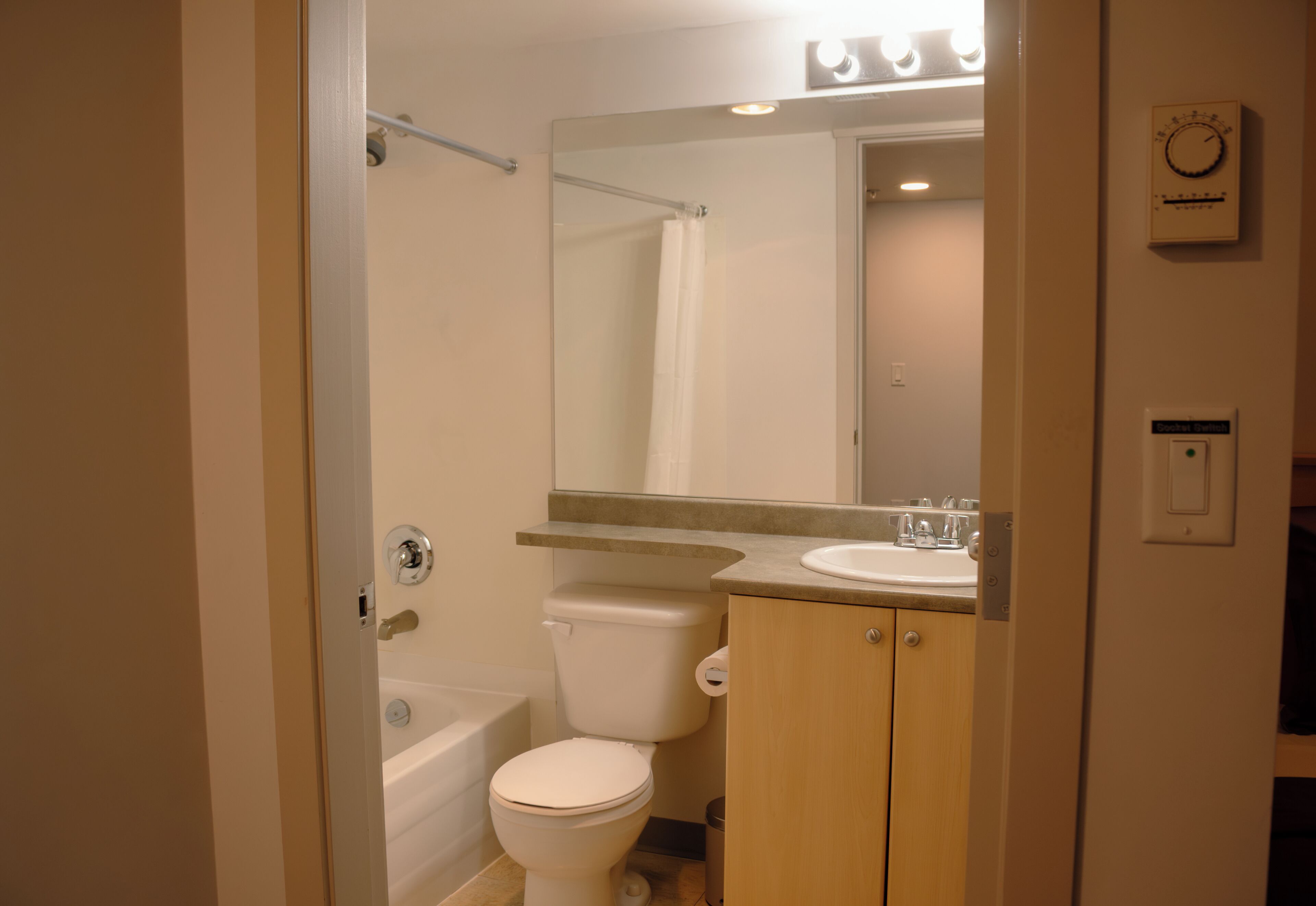 Un baño con inodoro, lavabo y bañera.