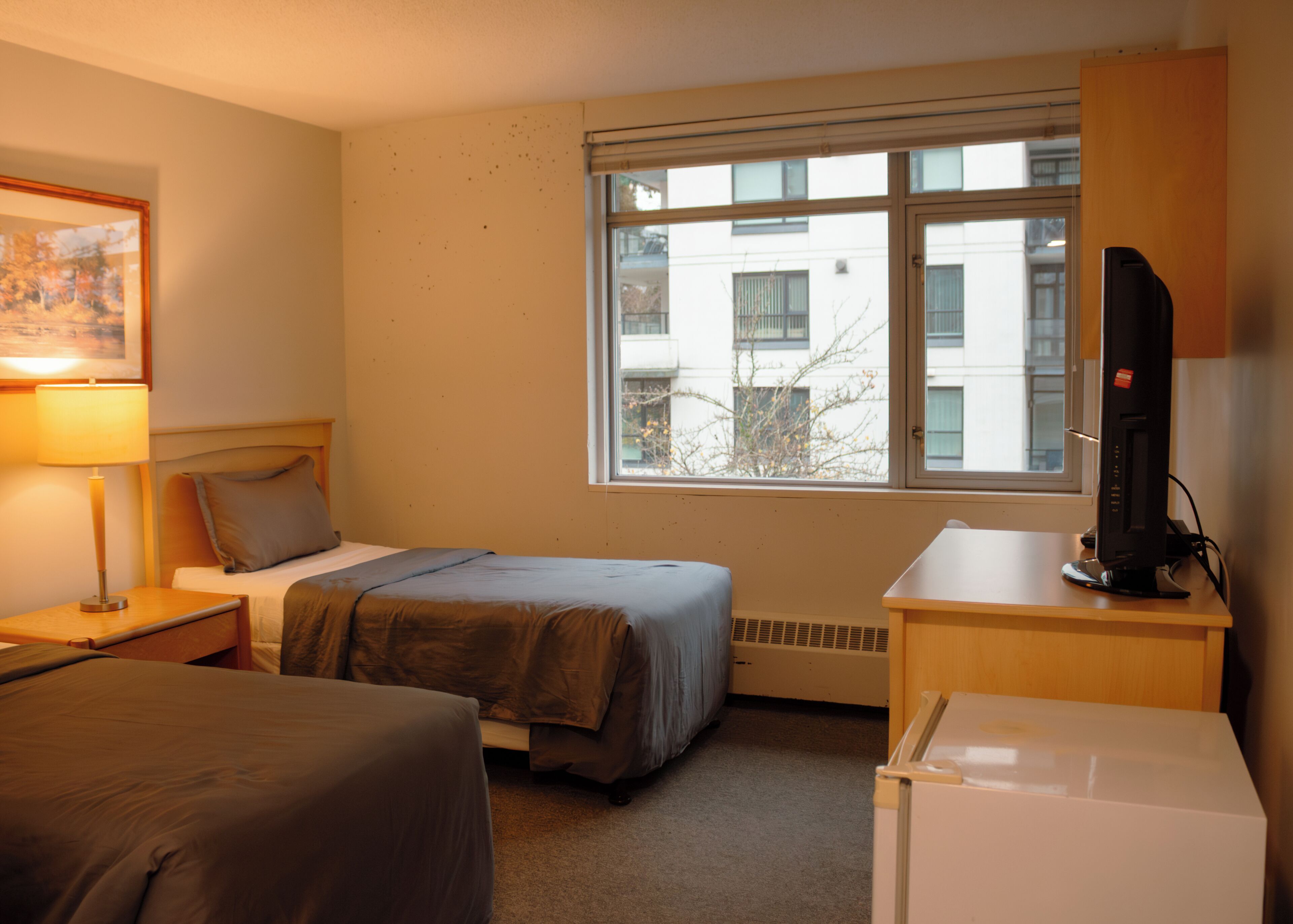 Quarto casal ou duplo econômico, vista para o pátio | Escrivaninha, espaço de trabalho para notebook