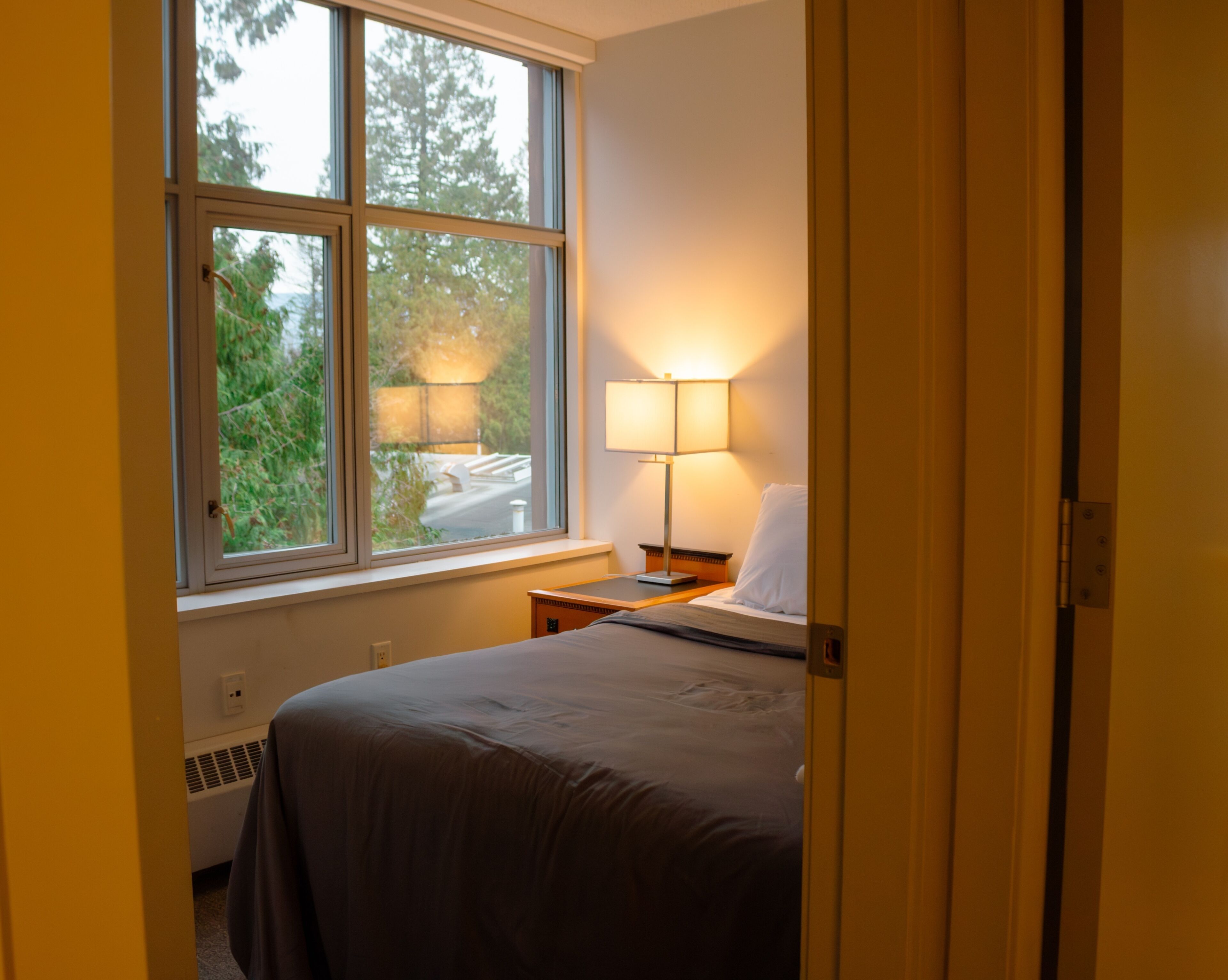 Apartamento econômico, vista para o pátio | Escrivaninha, espaço de trabalho para notebook