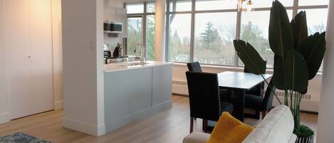 Deluxe Penthouse, City View | Interior