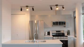 Deluxe Penthouse, City View | Private kitchen