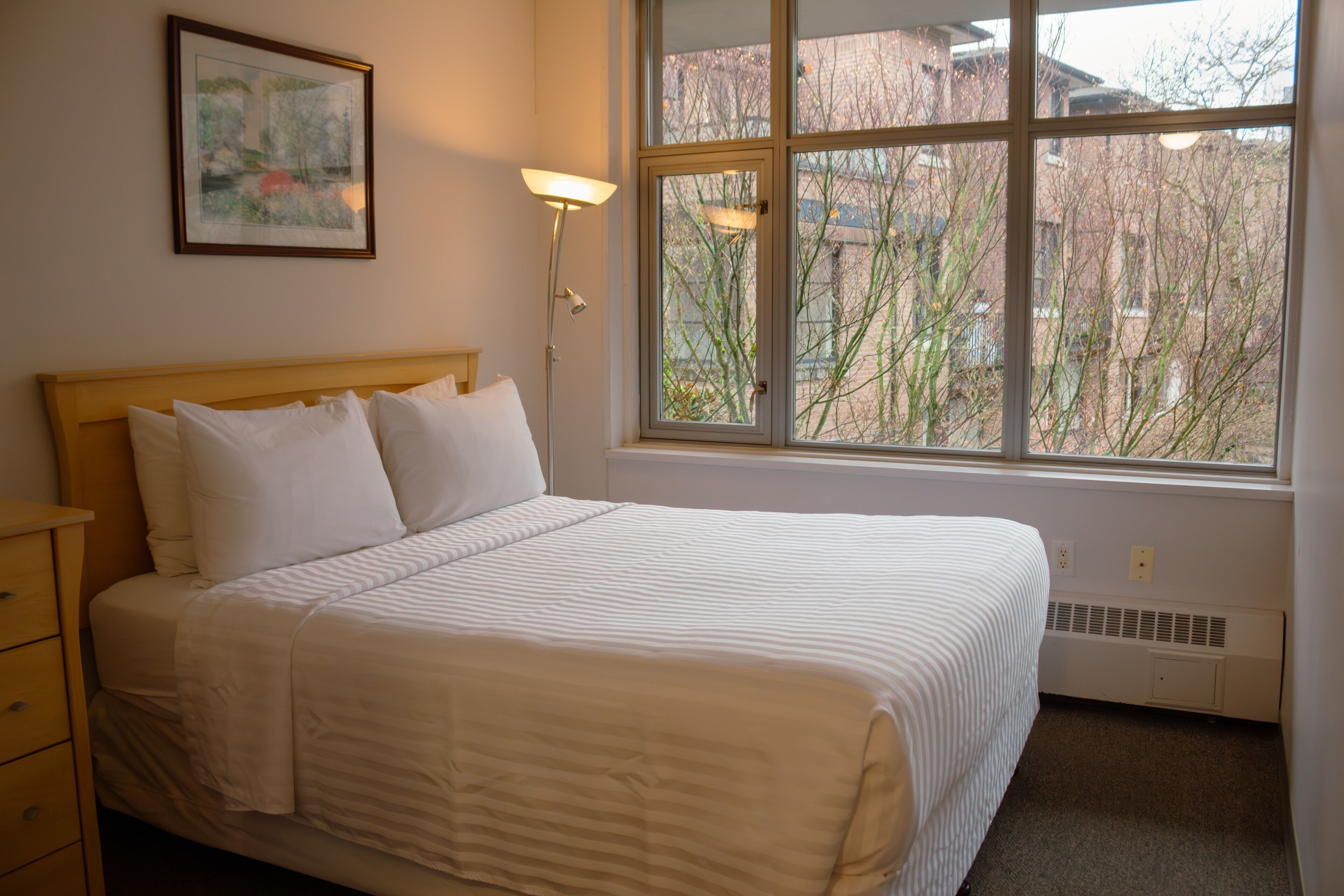 Apartamento econômico, vista para a cidade | Escrivaninha, espaço de trabalho para notebook