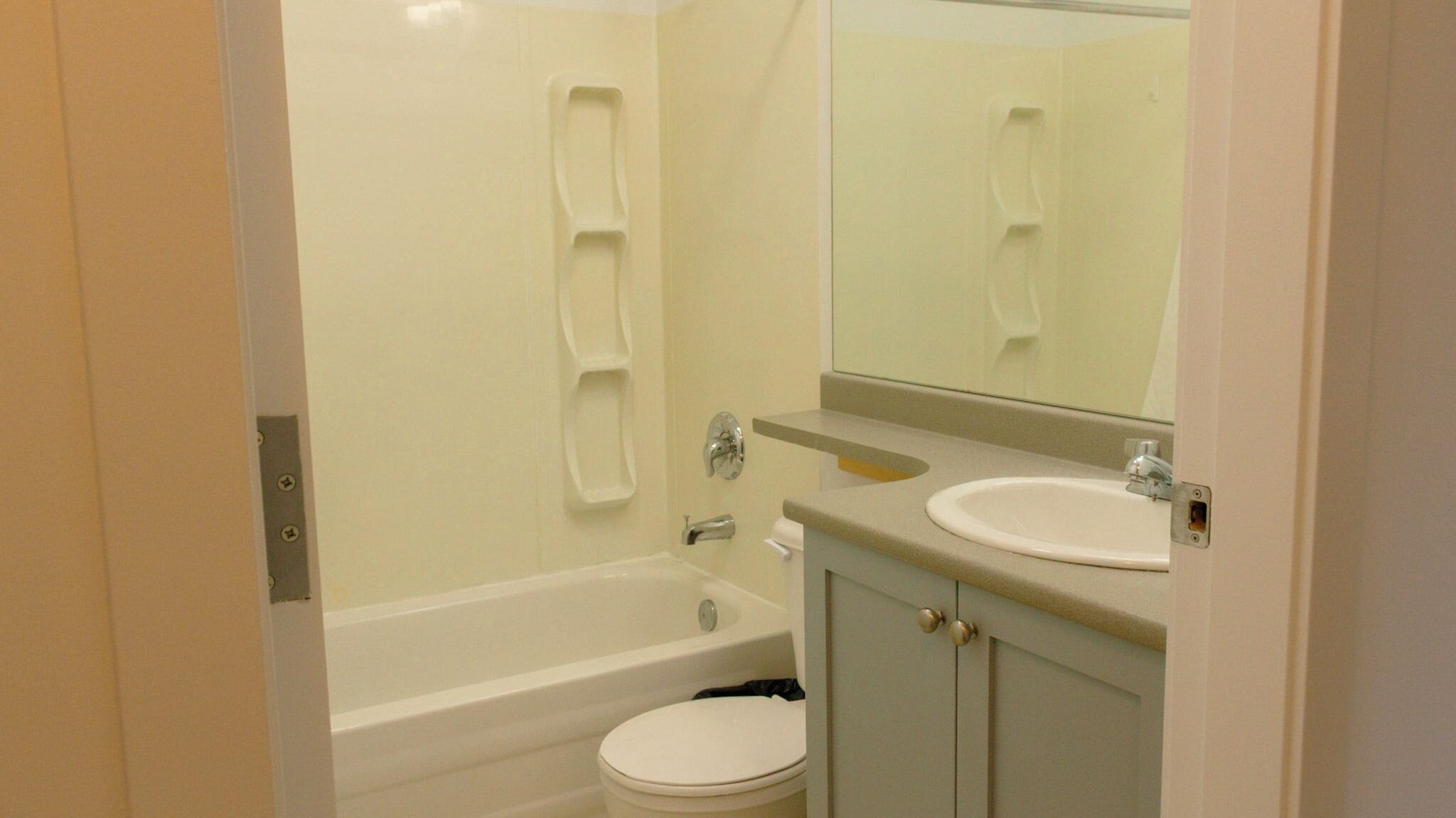 Un baño con bañera, inodoro, lavabo y espejo.