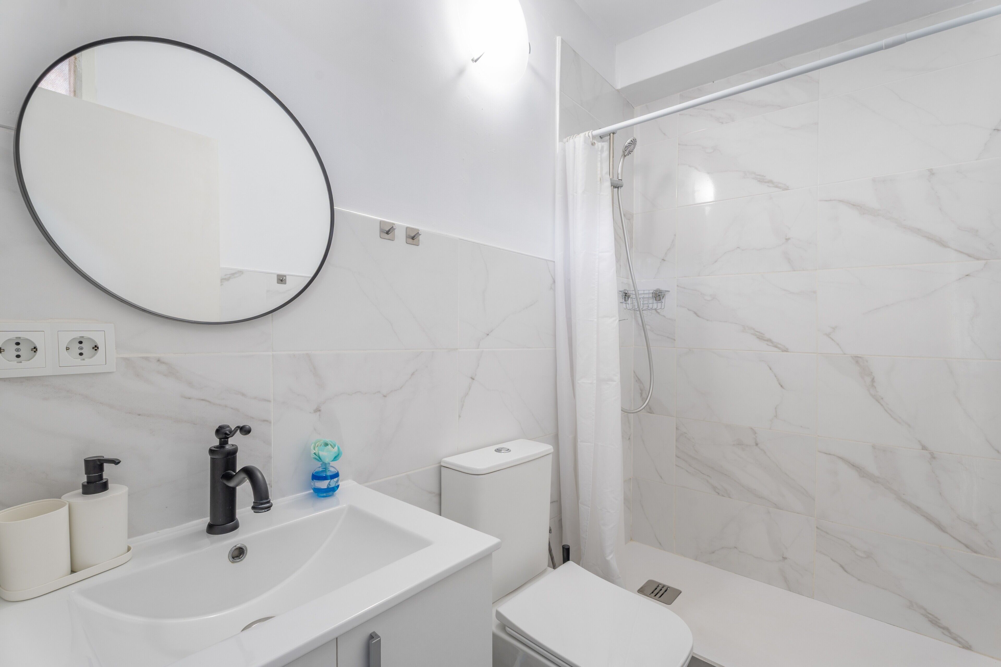 Een douche, een haardroger, handdoeken