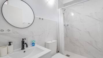 Een douche, een haardroger, handdoeken