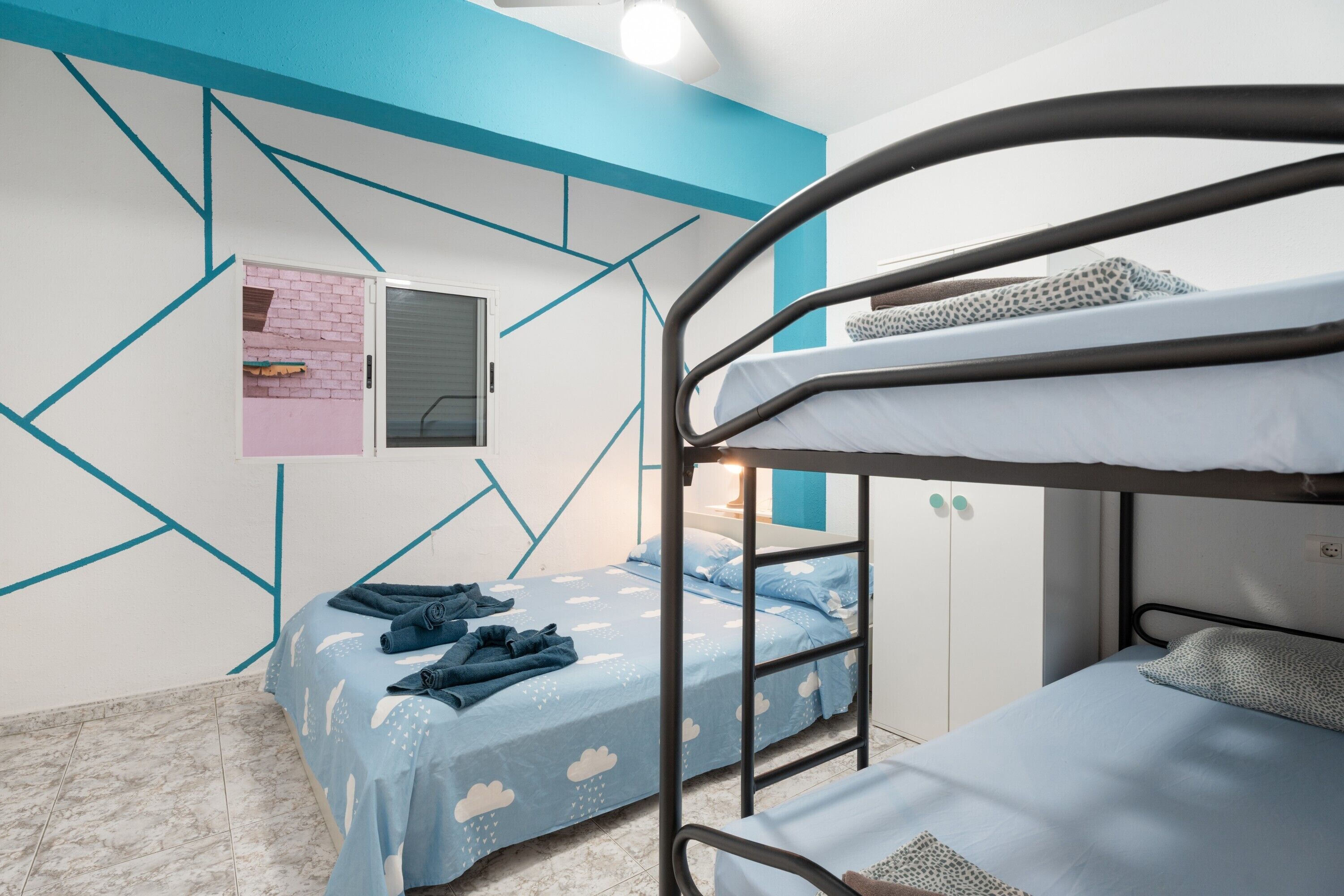 1 slaapkamer, een strijkplank/strijkijzer, wifi, beddengoed