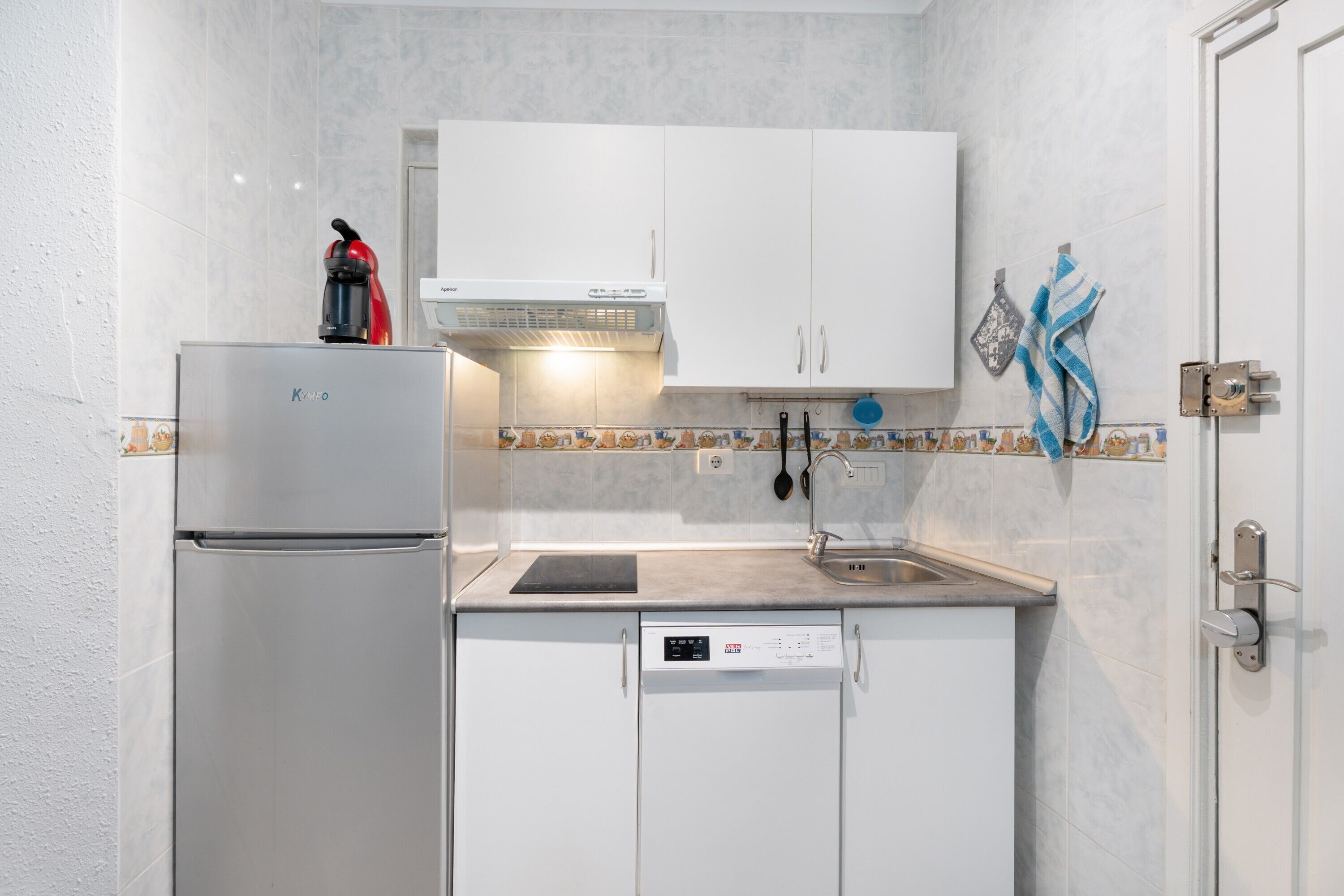 Réfrigérateur, micro-ondes, plaque de cuisson, lave-vaisselle