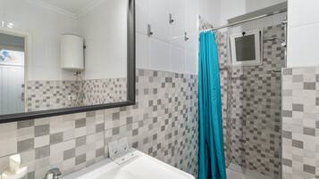 Chuveiro, secador de cabelo, toalhas de banho