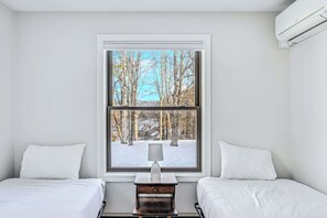 2 bedrooms, iron/ironing board, WiFi, bed sheets - End-Unit + Golf Course Views | Windsor Village #3E (Hartford)