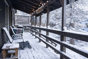 Terrace/patio - Navigate Stays Retro Big Bear Cabin Near Slopes (Big Bear)