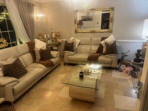 Shared Dormitory, 1 Bedroom, Smoking | Living room - Room-dernvale House -double Room - Sleep (Emyvale)