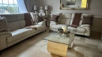 Shared Dormitory, 1 Bedroom, Smoking, Patio | Living room