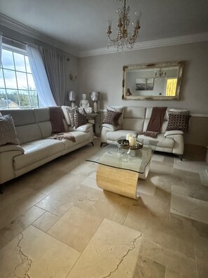 Shared Dormitory, 1 Bedroom, Smoking | Living room - Room-dernvale House -double Room - Sleep (Emyvale)