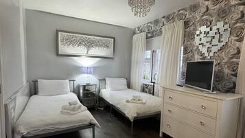 Shared Dormitory, 1 Bedroom, Smoking, Patio | 1 bedroom