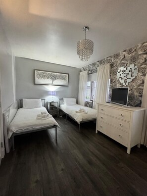 Shared Dormitory, 1 Bedroom, Smoking - Room-dernvale House -double Room - Sleep (Emyvale)