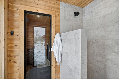 Cozy Collingwood Farmhouse, With Sauna