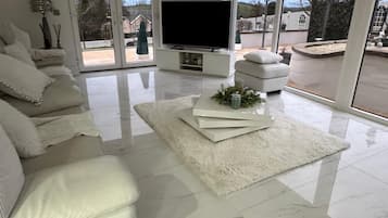 Shared Dormitory, 1 Bedroom, Smoking, Patio | Living area