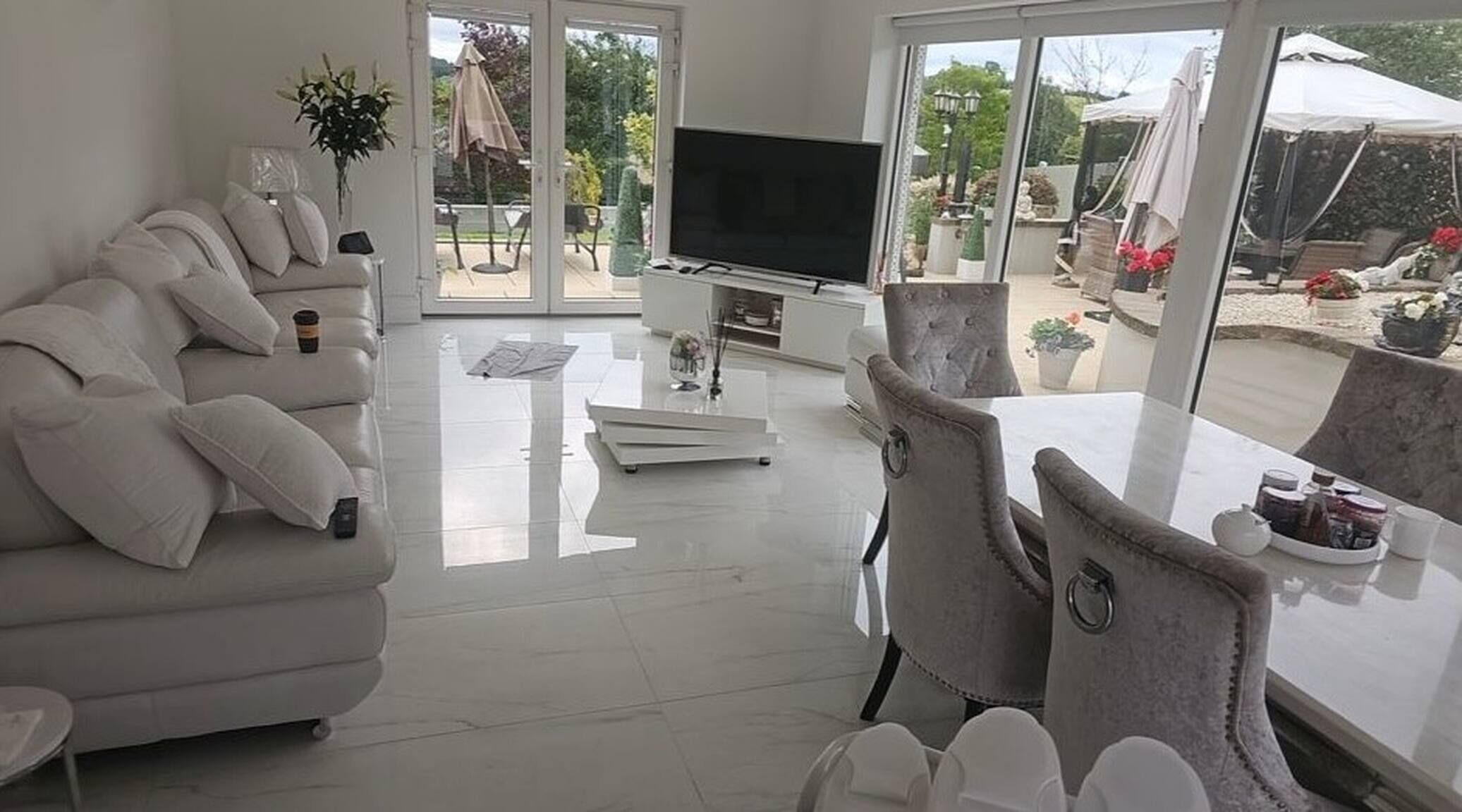 Shared Dormitory, 1 Bedroom, Smoking, Patio | Living room