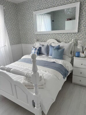 Shared Dormitory, 1 Bedroom, Smoking - Room-dernvale House -double Room Sleeps (Emyvale)