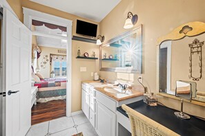 3 bedrooms, desk, free WiFi, bed sheets