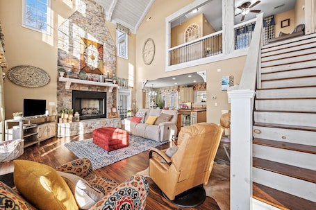 Smart TV, fireplace, offices. 9 to 5 | Lakefront Retreat in the Smokies