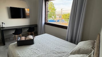 Quarto casal luxo | Escrivaninha, espaço de trabalho para notebook, cortinas blackout