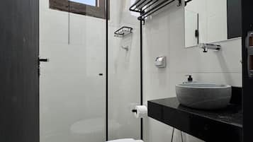 Standard Suite | Bathroom | Shower, free toiletries, towels, soap