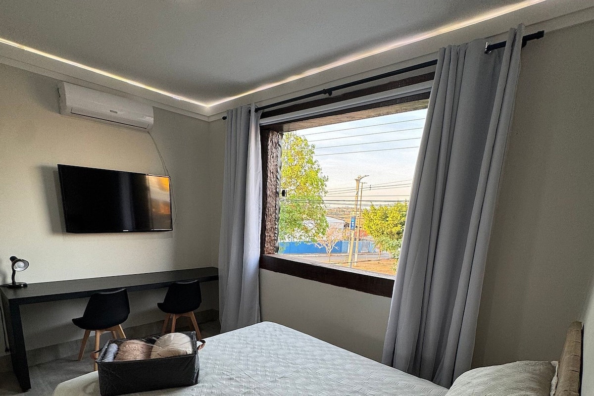 Suite Deluxe, vista a la ciudad | Ropa de cama hipoalergénica y escritorio