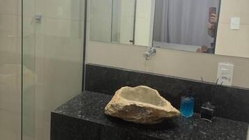 Suíte | Banheiro | Chuveiro, produtos de toalete grátis, toalhas de banho, sabonete