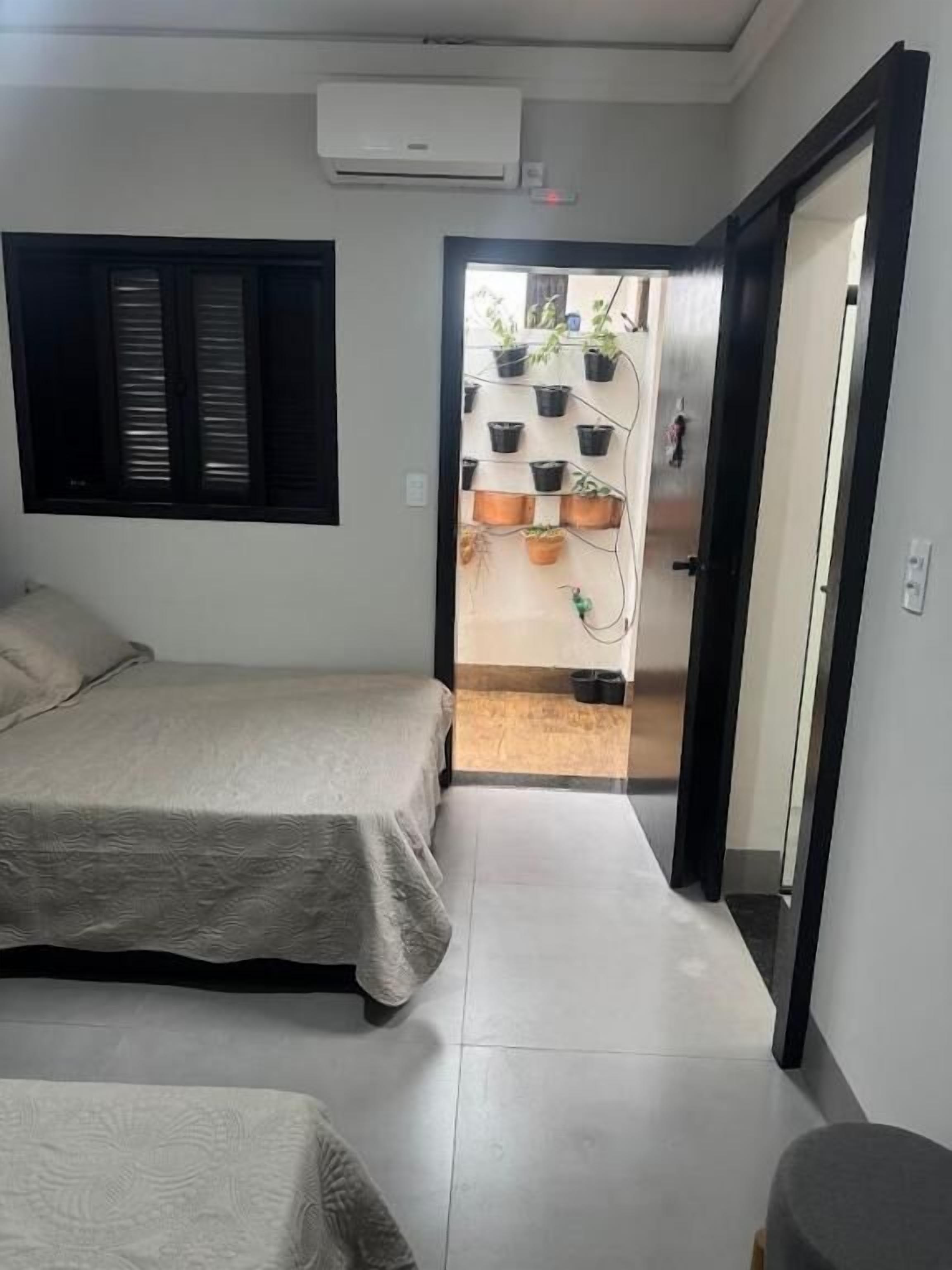 Suite | Escritorio, espacio para trabajar con laptop y cortinas blackout 