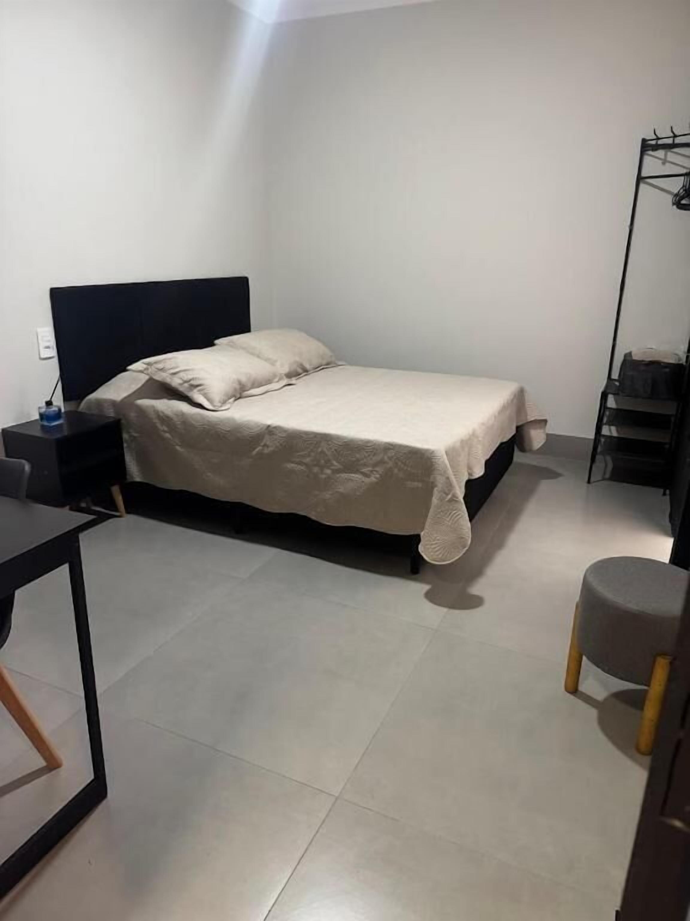 Habitación doble | Escritorio, espacio para trabajar con laptop y cortinas blackout 