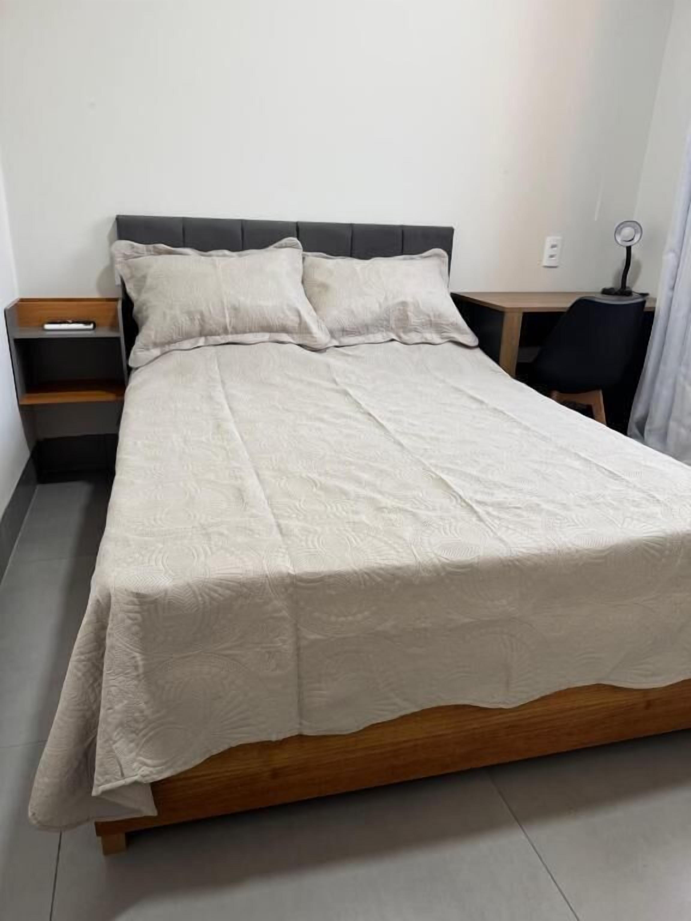 Escritorio, espacio para trabajar con laptop y cortinas blackout 