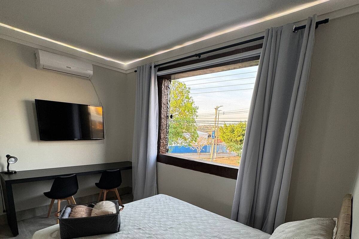 Deluxe Suite, City View | Peralatan tempat tidur hipoalergenik, meja, ruang kerja komputer riba 