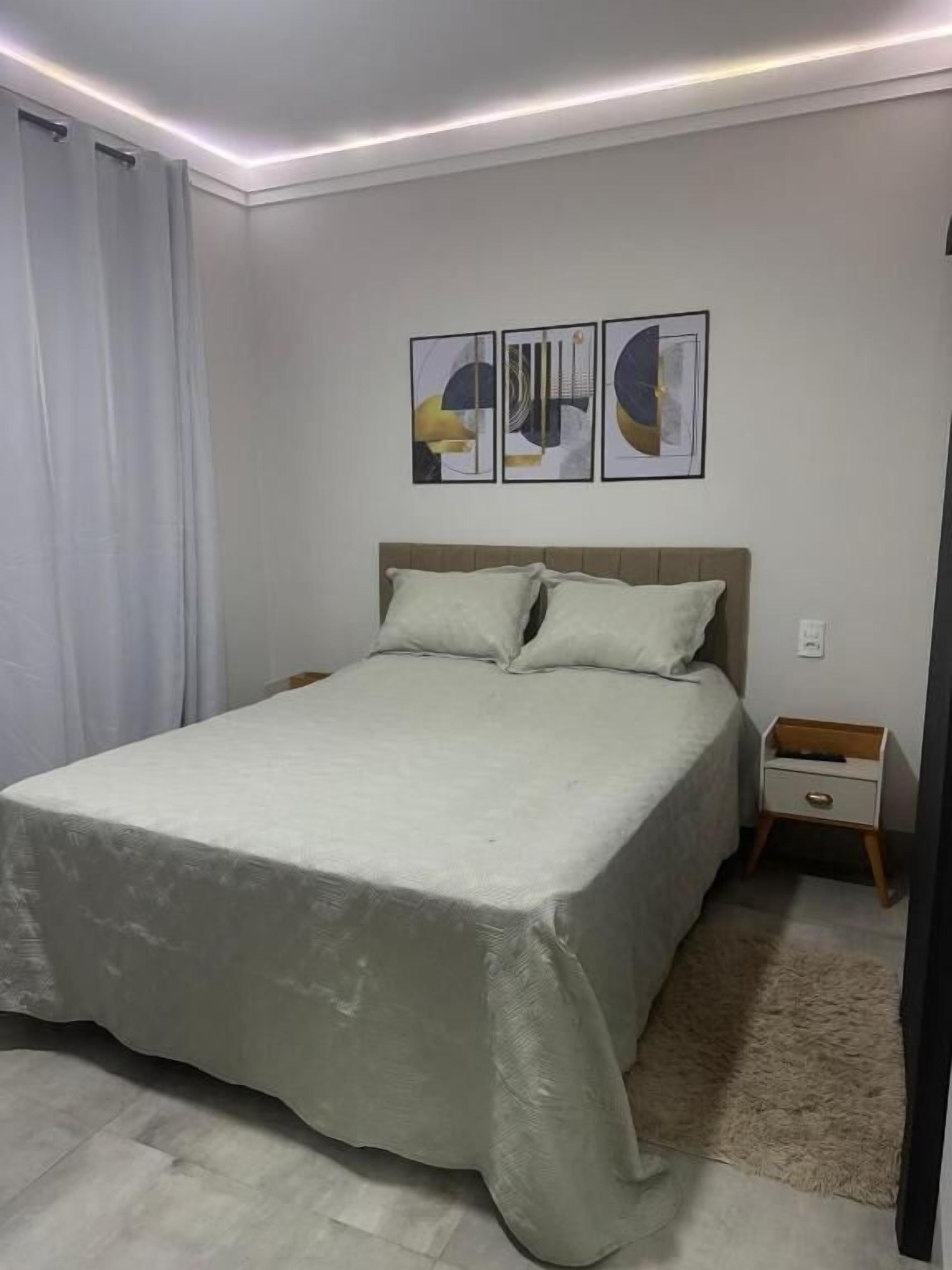 Suite | Escritorio, espacio para trabajar con laptop y cortinas blackout 