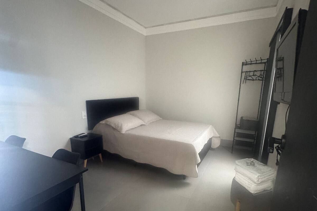 Peralatan tempat tidur hipoalergenik, meja, ruang kerja komputer riba 