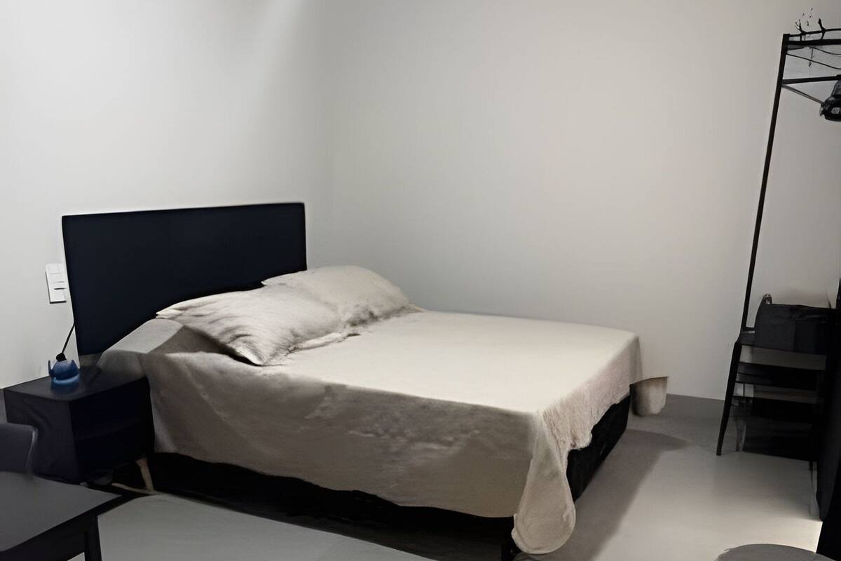 Comfort Suite, Courtyard View | Peralatan tempat tidur hipoalergenik, meja, ruang kerja komputer riba 