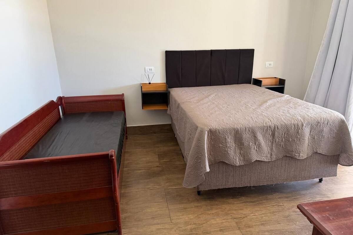 Deluxe Suite, Garden View | Peralatan tempat tidur hipoalergenik, meja, ruang kerja komputer riba 