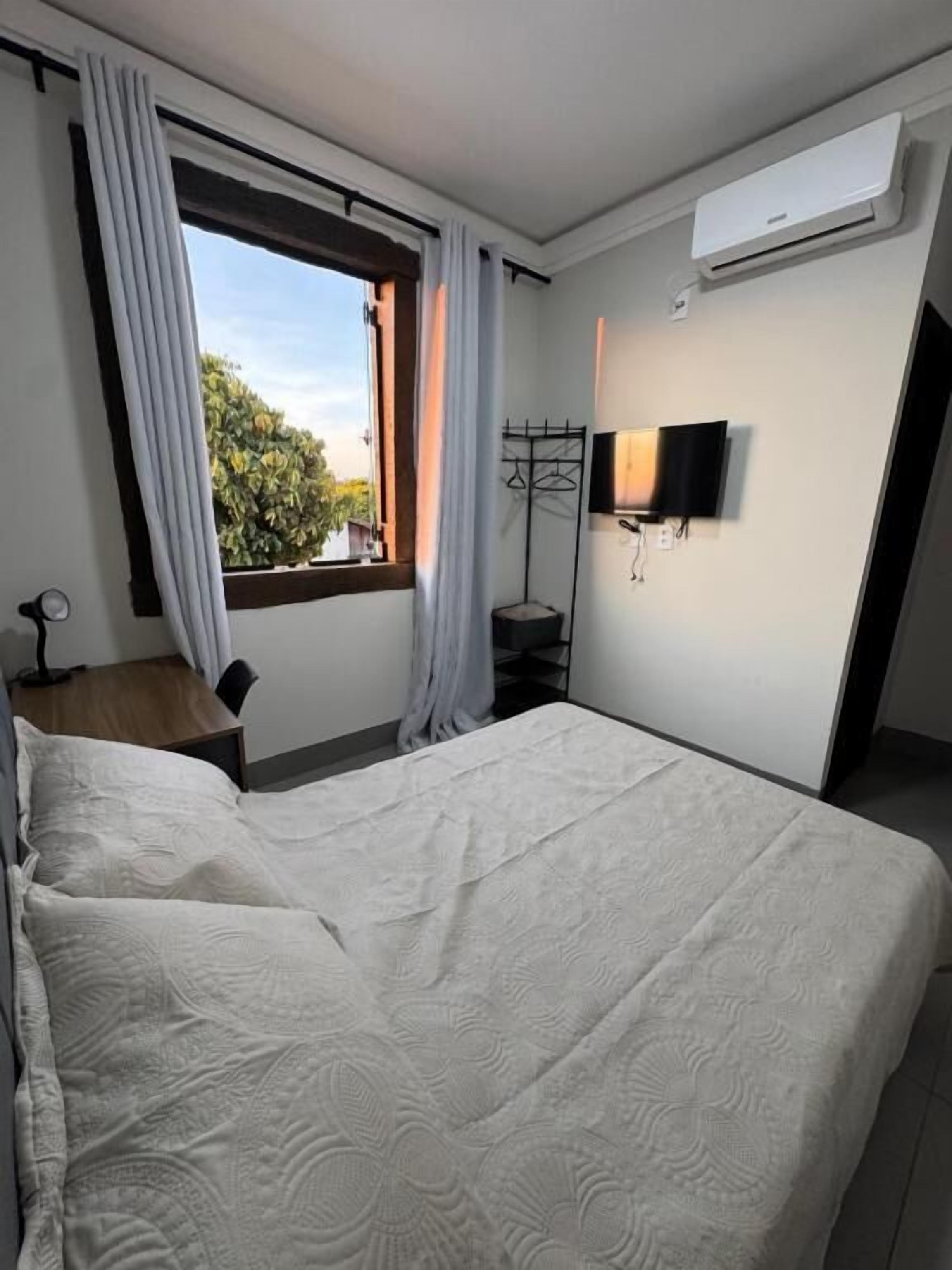 Suite | Escritorio, espacio para trabajar con laptop y cortinas blackout 