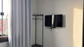 Escrivaninha, espaço de trabalho para notebook, cortinas blackout